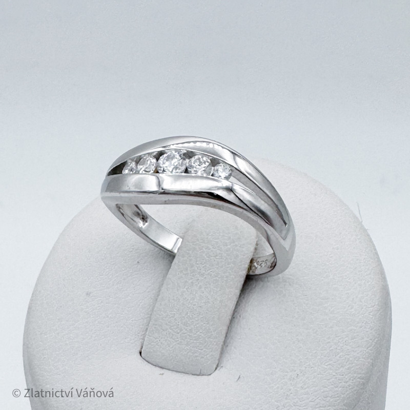 Stříbrný prsten se zirkony